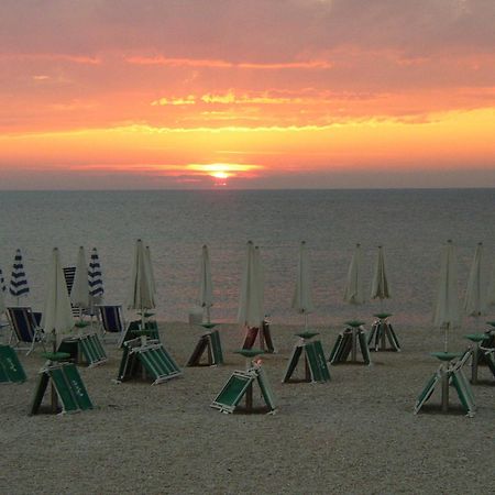 Hotel Chiaraluna Civitanova Marche Exteriör bild