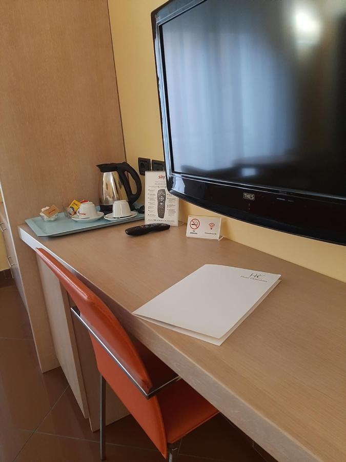 Hotel Chiaraluna Civitanova Marche Exteriör bild