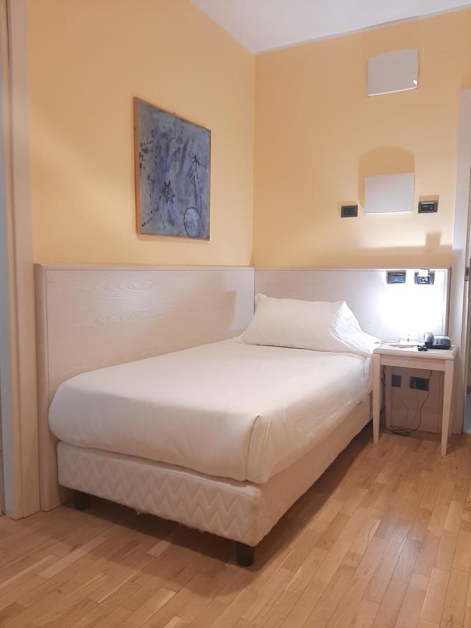 Hotel Chiaraluna Civitanova Marche Exteriör bild