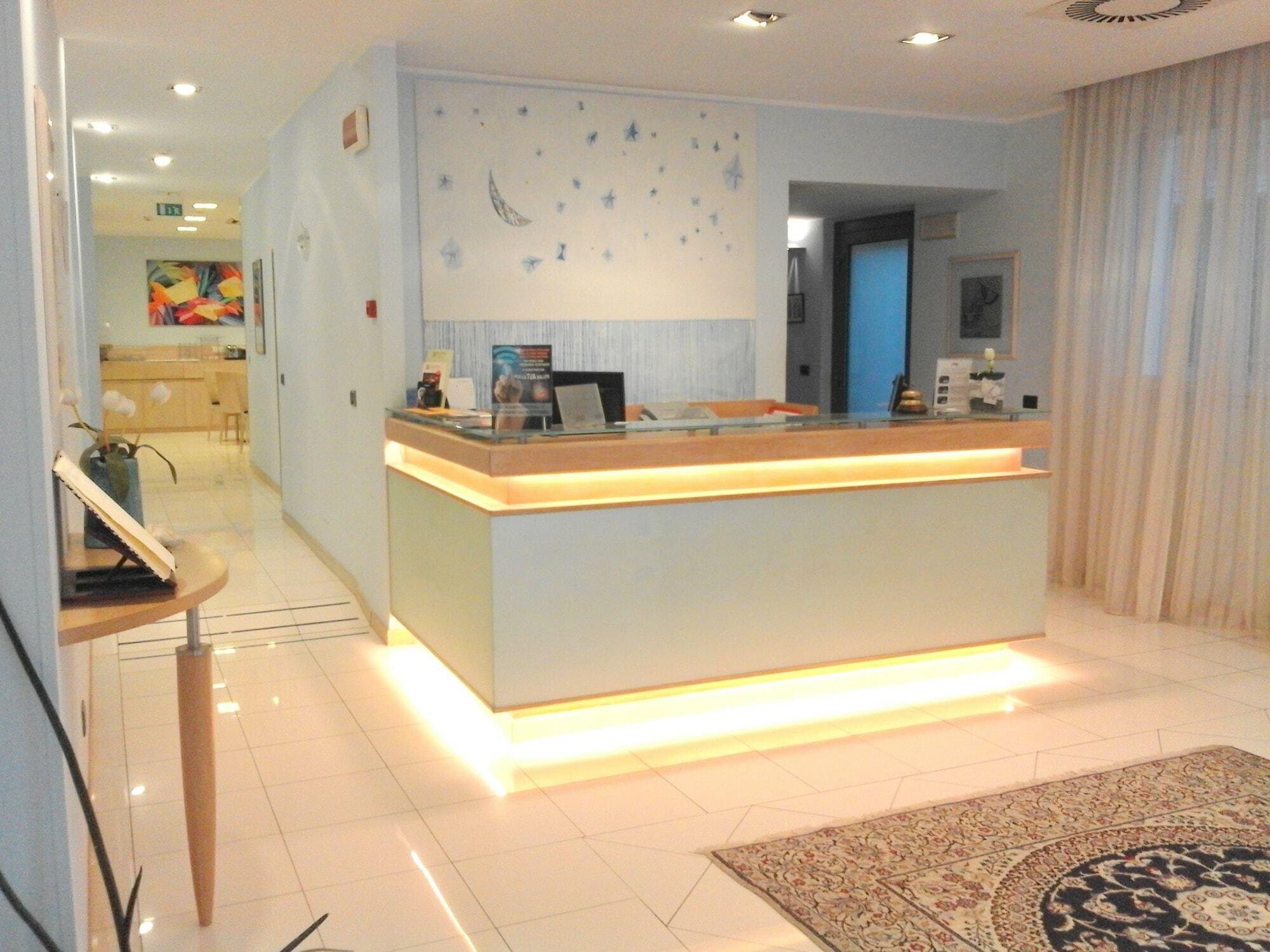 Hotel Chiaraluna Civitanova Marche Exteriör bild
